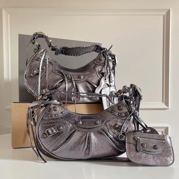 le cagole designer bags handbag purple leather half crescent alar make dumplings bag locomotive bag fashion single shoulder bag casual under
le cagole designer bags handbag purple leather half crescent alar make dumplings bag locomotive bag fashion single shoulder bag casual under