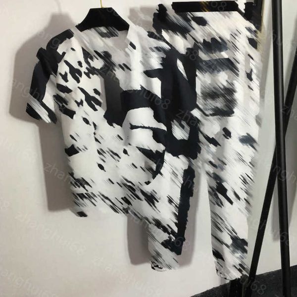 23ss womens designer clothing women pants sets casual suit graffiti monogram print short sleeve t-shirt elastic waist casual pants set women, White
23ss womens designer clothing women pants sets casual suit graffiti monogram print short sleeve t-shirt elastic waist casual pants set women, White