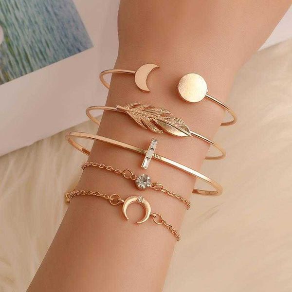 hand jewelry exotic leaves moon charm cross five piece set brace lace bracelet wholesale, Golden;silver
hand jewelry exotic leaves moon charm cross five piece set brace lace bracelet wholesale, Golden;silver