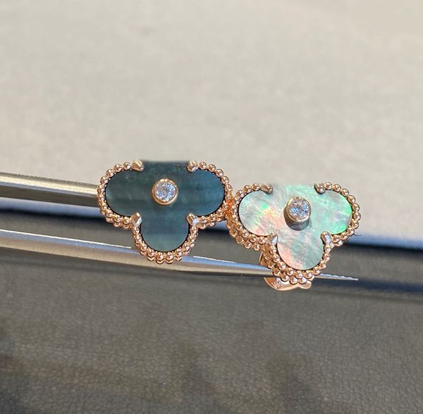luxury quality v gold material charm flower shape clip earring with grey shell and sparkly diamond have box stamp ps5026, Golden
luxury quality v gold material charm flower shape clip earring with grey shell and sparkly diamond have box stamp ps5026, Golden