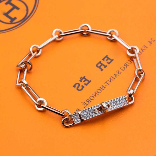 designer bracelet charm bracelet diamond chain gold hollow fashion metal latch classic jewelry women bracelets gift men high quality, Golden;silver
designer bracelet charm bracelet diamond chain gold hollow fashion metal latch classic jewelry women bracelets gift men high quality, Golden;silver