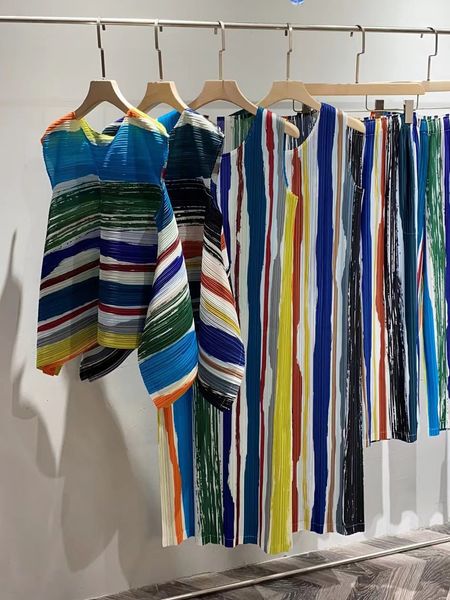 womens two piece pants miyake pleated sets summer colorful striped oil painting loose sleeveless vest dress wide leg designer style 230516, White
womens two piece pants miyake pleated sets summer colorful striped oil painting loose sleeveless vest dress wide leg designer style 230516, White
