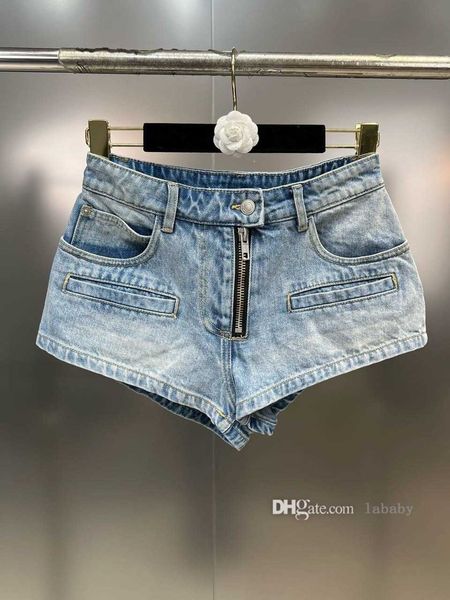 2023 summer womens jeans denim shorts mini blue short pants button zipper decoration short spicy street trendy trousers, White;black
2023 summer womens jeans denim shorts mini blue short pants button zipper decoration short spicy street trendy trousers, White;black