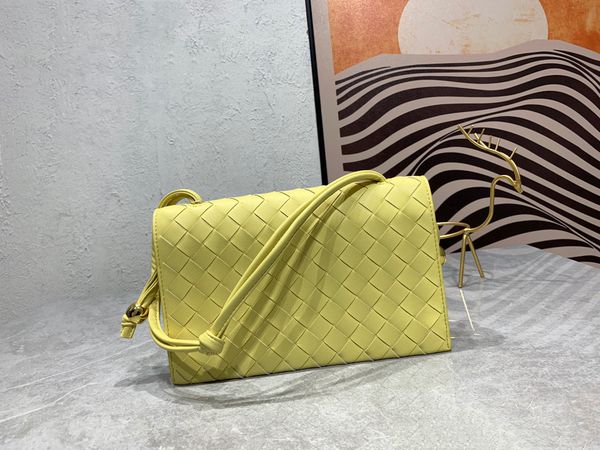 10a fashion woven plaid sheepskin handbag, genuine leather, women's large capacity magnetic suction opening, luxury commuting designer
10a fashion woven plaid sheepskin handbag, genuine leather, women's large capacity magnetic suction opening, luxury commuting designer