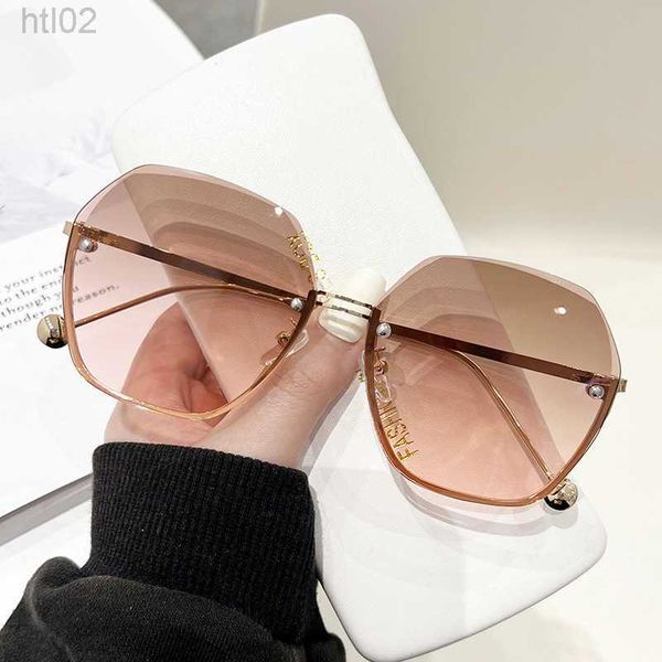 2023 new fashionable style frameless sunglasses with irregular trimmed sunglasses anti uv sunglasses 8821-1, White;black
2023 new fashionable style frameless sunglasses with irregular trimmed sunglasses anti uv sunglasses 8821-1, White;black