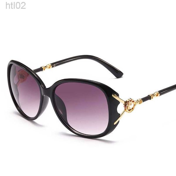2023 new women's fashion sunglasses elegant frame tide pearl driving mirror sunglasses 8845, White;black
2023 new women's fashion sunglasses elegant frame tide pearl driving mirror sunglasses 8845, White;black