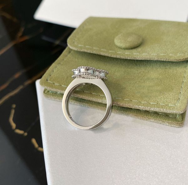 2023 luxury quality v gold material charm flower shape punk band ring in silver plated have box stamp ps5028
2023 luxury quality v gold material charm flower shape punk band ring in silver plated have box stamp ps5028