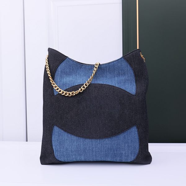 fashion cc bag tote large capacity metal buckle opening women's handbag metal chain handle luxury canvas commuting designer id luxury_b
fashion cc bag tote large capacity metal buckle opening women's handbag metal chain handle luxury canvas commuting designer id luxury_b