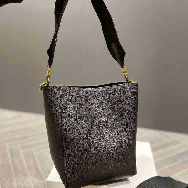 bucket designer bag women the tote bags leather handbag women bucket bag solid color crossbody bags fashion wide strap hardware buckle 22083
bucket designer bag women the tote bags leather handbag women bucket bag solid color crossbody bags fashion wide strap hardware buckle 22083