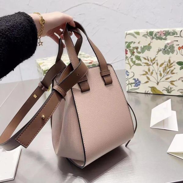 totes bags designer luxury handbag the tote bag woman baguette purse fashion phone crossbody high quality
totes bags designer luxury handbag the tote bag woman baguette purse fashion phone crossbody high quality