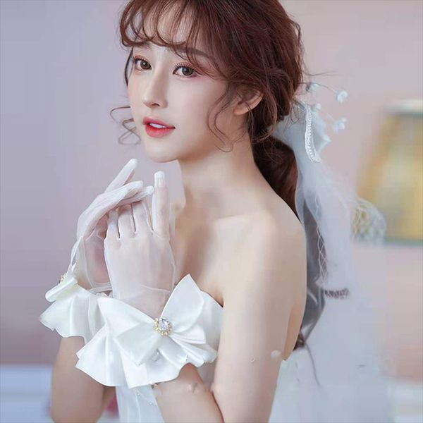 st-0008-a bridal gloves with diamond butterfly wedding ceremony white wedding dress satin ruffle edge short vintage sweet accessories
st-0008-a bridal gloves with diamond butterfly wedding ceremony white wedding dress satin ruffle edge short vintage sweet accessories