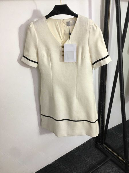 23ss womens designer clothing summer dresses women dress gold logo brooch v-neck short-sleeved dress womens clothing, Black;gray
23ss womens designer clothing summer dresses women dress gold logo brooch v-neck short-sleeved dress womens clothing, Black;gray