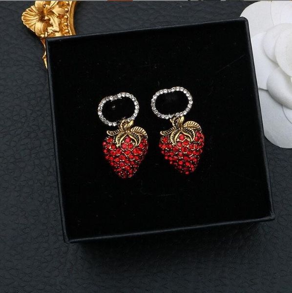 luxury designer stud earring elegant fashion letter strawberry pendant stud for women girl party gift brand jewelry accessory, Golden;silver
luxury designer stud earring elegant fashion letter strawberry pendant stud for women girl party gift brand jewelry accessory, Golden;silver