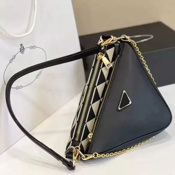 2023 triangular bag designer tote pillow bags ladies triangle symbole jacquard fabric luxurious contrast leather fashion handy messenger han, Black;red
2023 triangular bag designer tote pillow bags ladies triangle symbole jacquard fabric luxurious contrast leather fashion handy messenger han, Black;red