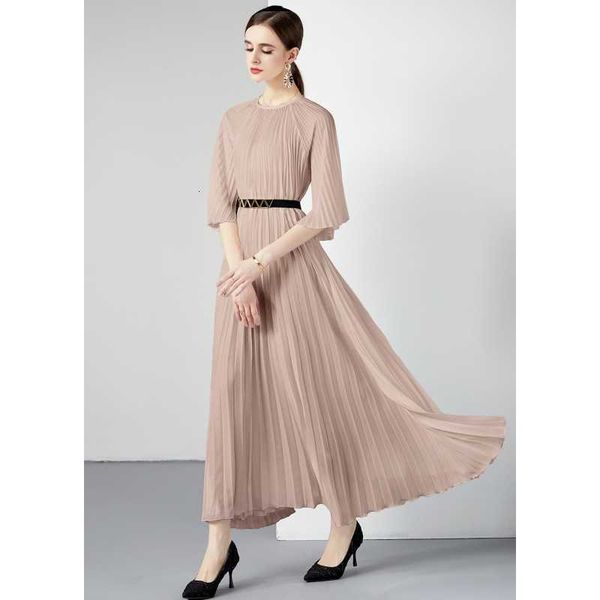 2023 new spring/summer sanzhai ruffled original quality. metre extra large hem organ pleated dress, Black;gray
2023 new spring/summer sanzhai ruffled original quality. metre extra large hem organ pleated dress, Black;gray