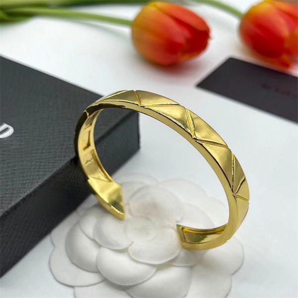 18k gold plated love bracelets bangle inverted triangle letter designer bracelet fashion womens cuff diamond bracelets jewelry party luxury, Black
18k gold plated love bracelets bangle inverted triangle letter designer bracelet fashion womens cuff diamond bracelets jewelry party luxury, Black