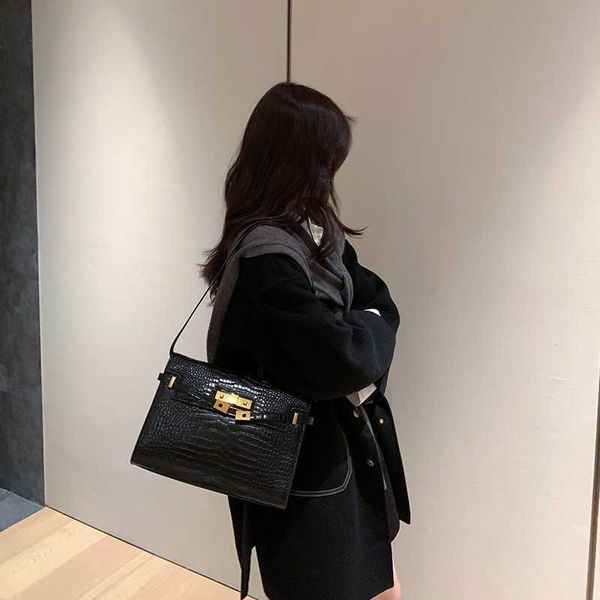 no box bag autumn and winter new fashion manhattan bag crocodile pattern french stick bag leather single shoulder underarm bag girl
no box bag autumn and winter new fashion manhattan bag crocodile pattern french stick bag leather single shoulder underarm bag girl