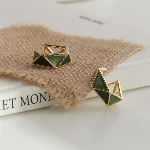 s3675 vintage geometric triangle green enamel stud earrings for women s925 silver needle hollow out without hole ear clip, Golden;silver
s3675 vintage geometric triangle green enamel stud earrings for women s925 silver needle hollow out without hole ear clip, Golden;silver