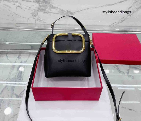 stylisheendibags tote purses brand handbag messager bags shoulder bag genuine leather cluth crossbody 5a quality cattlehide v signature 20cm
stylisheendibags tote purses brand handbag messager bags shoulder bag genuine leather cluth crossbody 5a quality cattlehide v signature 20cm