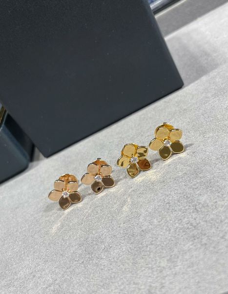 2023 new flower earrings female fashion brand temperament luxury jewelry, Golden;silver
2023 new flower earrings female fashion brand temperament luxury jewelry, Golden;silver