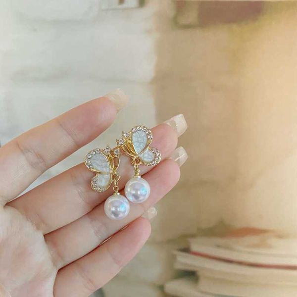 stud european and american fashion new zircon butterfly oil dropping earrings for women simple personality pearl party earrings z0517, Golden;silver
stud european and american fashion new zircon butterfly oil dropping earrings for women simple personality pearl party earrings z0517, Golden;silver