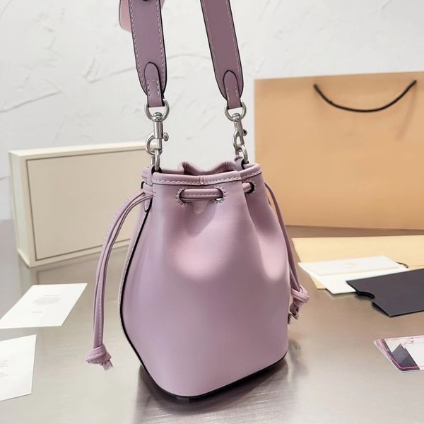 the latest season's leather bucket bag 2023 th casual casual handbag large capacity bucket bag brand tote luxury
the latest season's leather bucket bag 2023 th casual casual handbag large capacity bucket bag brand tote luxury