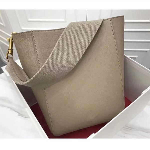 no box new korean leisure wide shoulder belt bucket bag cowhide women's bag large fashion simple one shoulder messenger bag
no box new korean leisure wide shoulder belt bucket bag cowhide women's bag large fashion simple one shoulder messenger bag