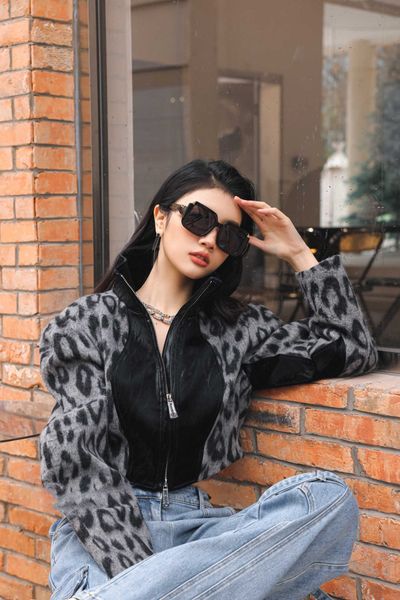 designer lou vut luxury cool sunglasses 2023 fashion high-definition polarized decorative glasses internet celebrities live streaming female, White;black
designer lou vut luxury cool sunglasses 2023 fashion high-definition polarized decorative glasses internet celebrities live streaming female, White;black