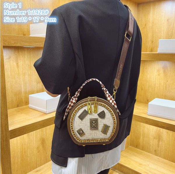 Factory wholesale ladies shoulder bag 3 colors street personality rivet handbag trend stereotypes chain leather backpack elegant atmosphere ribbon handbags, Brown-928#
Factory wholesale ladies shoulder bag 3 colors street personality rivet handbag trend stereotypes chain leather backpack elegant atmosphere ribbon handbags, Brown-928#