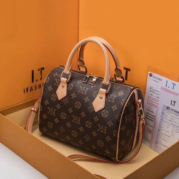 classic designers women messenger travel bag classic style fashion shoulder bags lady totes handbags speedy 30 cm with key lock
classic designers women messenger travel bag classic style fashion shoulder bags lady totes handbags speedy 30 cm with key lock