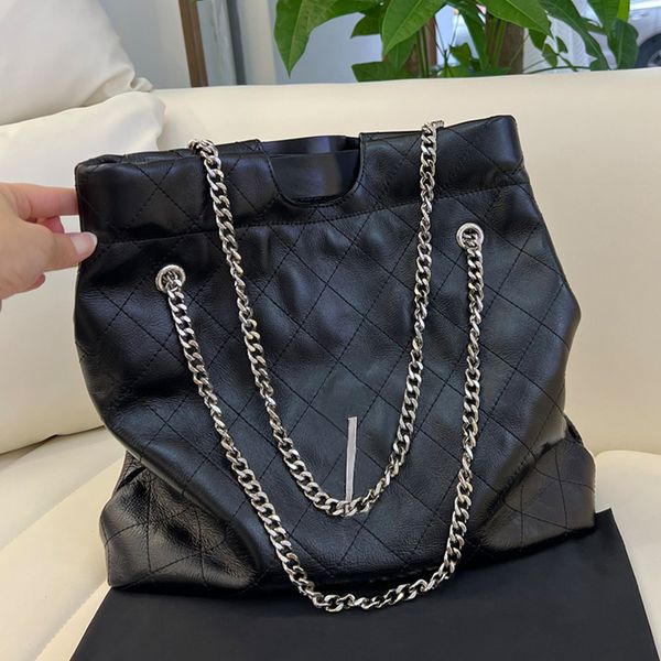 fashion chain shoulder bag large capacity handbag lattice shopping bags genuine leather metal big letter sign silver hardware black shoulder
fashion chain shoulder bag large capacity handbag lattice shopping bags genuine leather metal big letter sign silver hardware black shoulder
