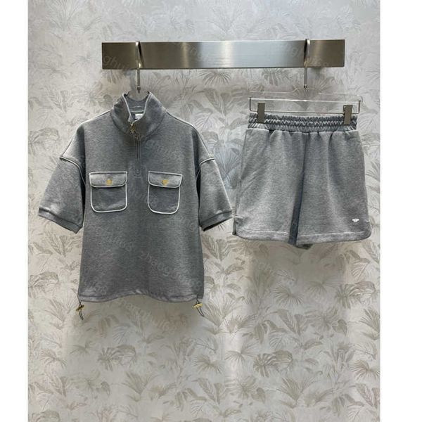 23ss womens designer clothing women tracksuit contrasting color half zipper stand-up collar drawstring short sleeve elastic waist shorts set, Gray
23ss womens designer clothing women tracksuit contrasting color half zipper stand-up collar drawstring short sleeve elastic waist shorts set, Gray