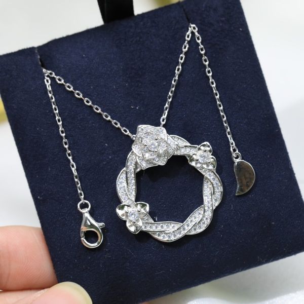 light luxury designer rose diamond-encrusted necklace necklace pendant chain long adjustable durable look at first sight fall in love gift g, Silver
light luxury designer rose diamond-encrusted necklace necklace pendant chain long adjustable durable look at first sight fall in love gift g, Silver
