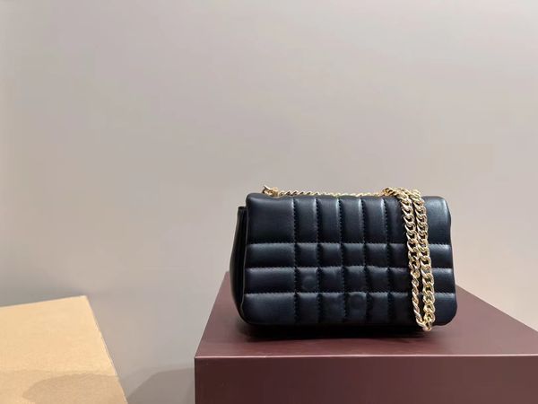 evening luxury, high-quality, fashionable women's shoulder bag, handbag stray bag, heavy industrial design fabric, soft and lightweight
evening luxury, high-quality, fashionable women's shoulder bag, handbag stray bag, heavy industrial design fabric, soft and lightweight