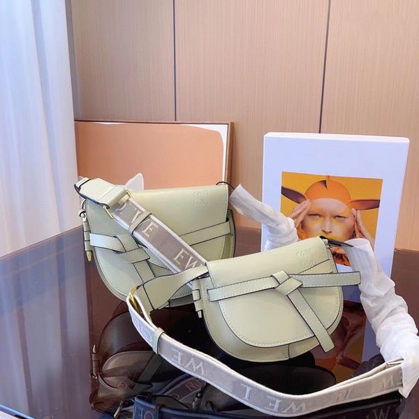 2023 designer saddles bag women's shoulder handbag lowes high-end real cowhide bow clamshell wallet fashion luxury alphabet broadband s
2023 designer saddles bag women's shoulder handbag lowes high-end real cowhide bow clamshell wallet fashion luxury alphabet broadband s