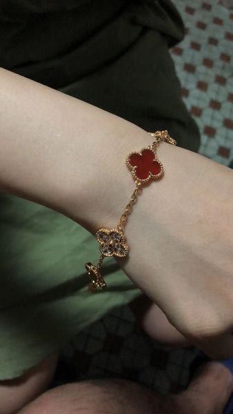 five flower bracelets, ladies style bracelets, exquisite elegant fashion, including packaging, Black
five flower bracelets, ladies style bracelets, exquisite elegant fashion, including packaging, Black