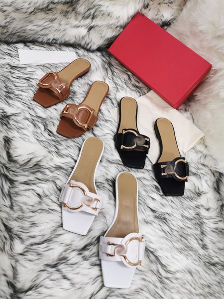 luxury designer women sandals summer casual fashion outwear lacquer leather sandals open toe thick heel sandals size35-41, Black
luxury designer women sandals summer casual fashion outwear lacquer leather sandals open toe thick heel sandals size35-41, Black