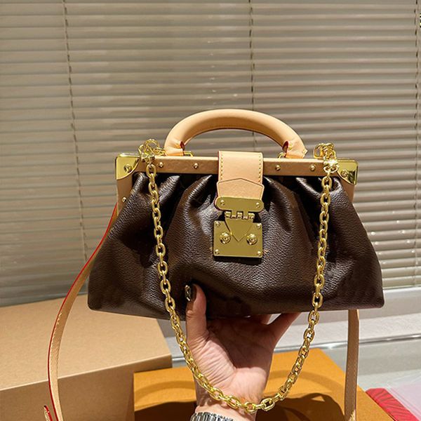 leather handbag large capacity tote bag cloud bag metal buckleequipped with shoulder strap chain crossbody amber dual handle advanced retro
leather handbag large capacity tote bag cloud bag metal buckleequipped with shoulder strap chain crossbody amber dual handle advanced retro