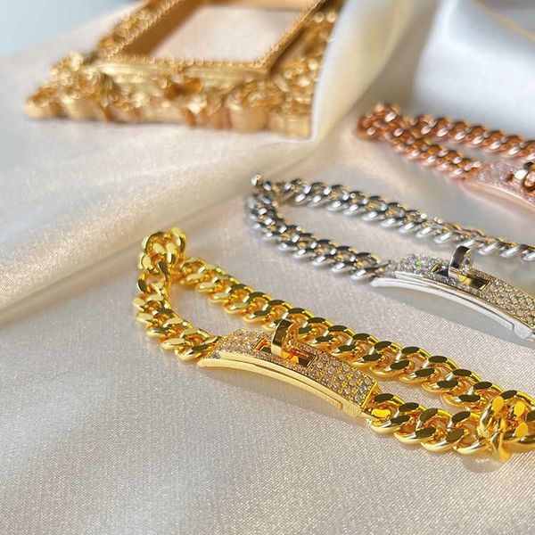 full diamond bracelet v-gold kelly series fashion love home same style handicraft aa205, Golden;silver
full diamond bracelet v-gold kelly series fashion love home same style handicraft aa205, Golden;silver