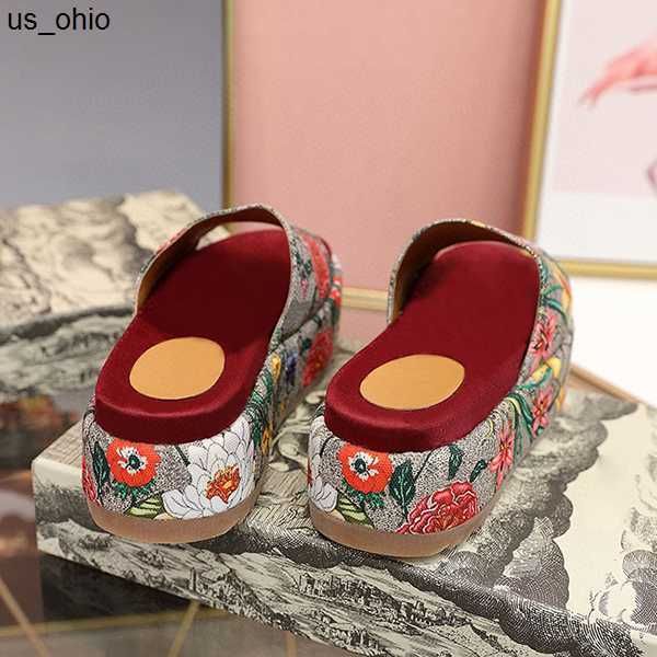 slippers 2020 fashion new designer women sandals luxury gear bottoms striped nonslip summer red strawberry slippers fashio j0520, Black
slippers 2020 fashion new designer women sandals luxury gear bottoms striped nonslip summer red strawberry slippers fashio j0520, Black