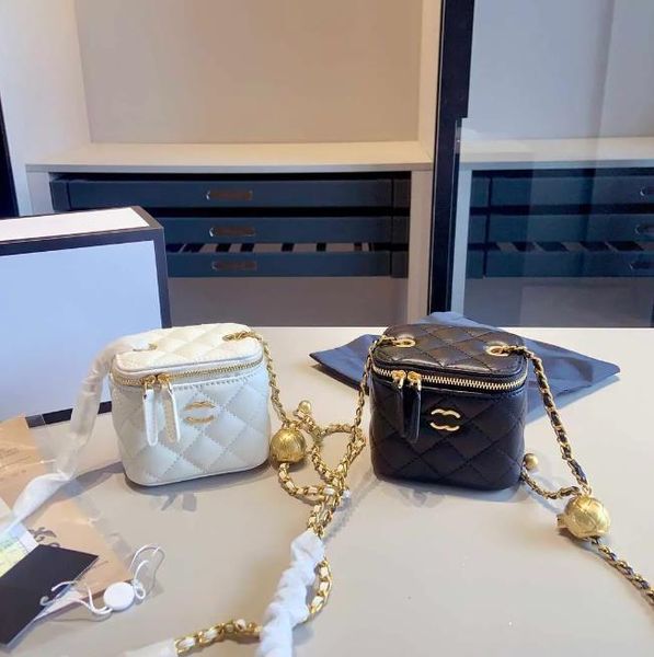 2023 new fashion golden ball chain shoulder bag designer mini fragrant crossbody bag two colors 10cm with box
2023 new fashion golden ball chain shoulder bag designer mini fragrant crossbody bag two colors 10cm with box