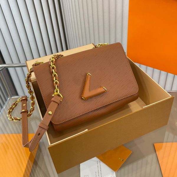 designer shoulder bag popular twist bags leather small square designers bag metal long chain v shaped buckle simple fashion
designer shoulder bag popular twist bags leather small square designers bag metal long chain v shaped buckle simple fashion
