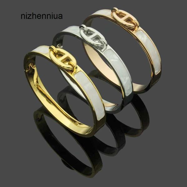 2023 brand new h shell bangle bracelet for women's fashion versatile titanium steel designer 18k gold luxury jewelry 0o29, Black
2023 brand new h shell bangle bracelet for women's fashion versatile titanium steel designer 18k gold luxury jewelry 0o29, Black