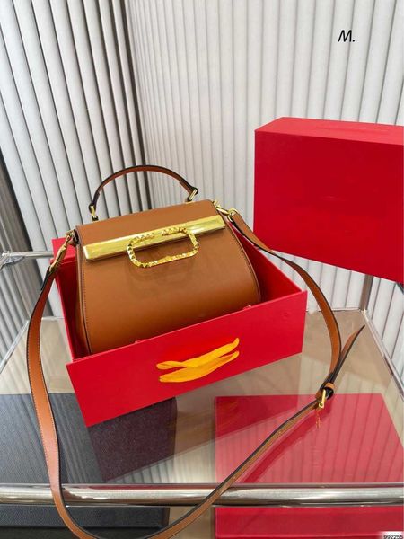 22 new style autumn and winter temperament rivet v hardware lock mailman bag handheld shoulder bag messenger bag female 230519
22 new style autumn and winter temperament rivet v hardware lock mailman bag handheld shoulder bag messenger bag female 230519