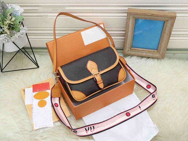 luxurys designer diane satchel bag monograms floral handbag with jacquard cross-body strap shoulder bags womens leather underarm purse m4598
luxurys designer diane satchel bag monograms floral handbag with jacquard cross-body strap shoulder bags womens leather underarm purse m4598