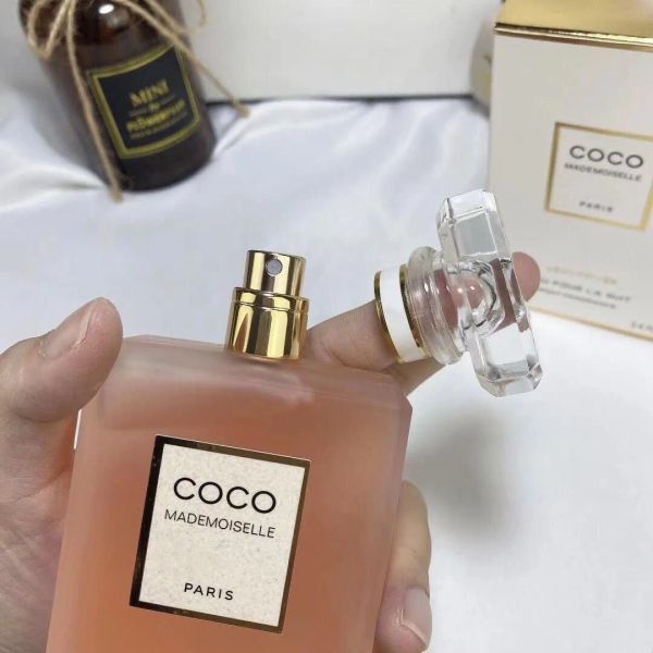 woman perfume for women elegant and charming fragrance spray oriental floral notes 100ml good smell frosted
woman perfume for women elegant and charming fragrance spray oriental floral notes 100ml good smell frosted