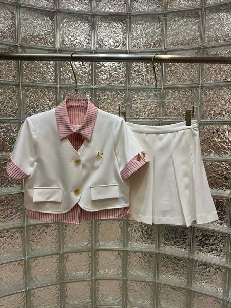 23ss skirt set womens designer clothing chest brooch decorative lapel striped patchwork shirt high waist pleated half skirt sets womens clot, White
23ss skirt set womens designer clothing chest brooch decorative lapel striped patchwork shirt high waist pleated half skirt sets womens clot, White