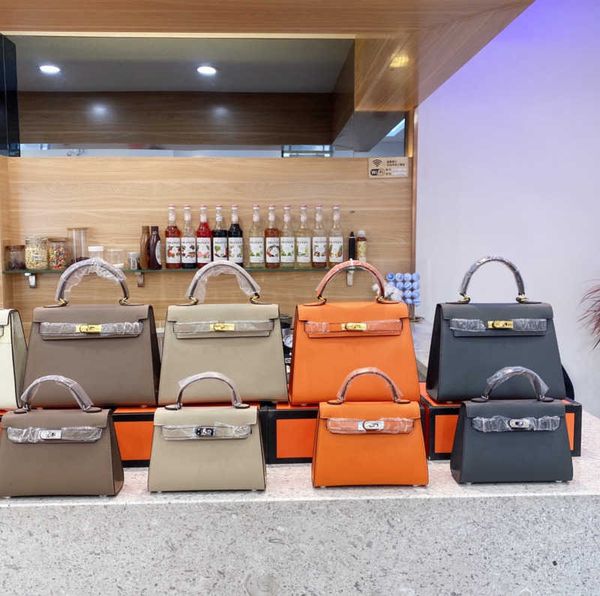 2023 fashion purse designer bag women totes shoulder bags cowskin genuine leather handbag scarf charm with shoulders handbags straps
2023 fashion purse designer bag women totes shoulder bags cowskin genuine leather handbag scarf charm with shoulders handbags straps