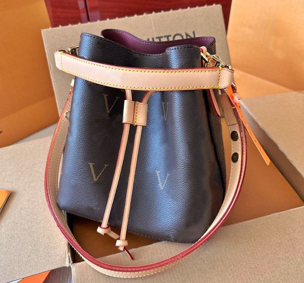 designer bag bucket bag tote bags handbags classic letter high-end fashionable shopping a pair of glasses
designer bag bucket bag tote bags handbags classic letter high-end fashionable shopping a pair of glasses