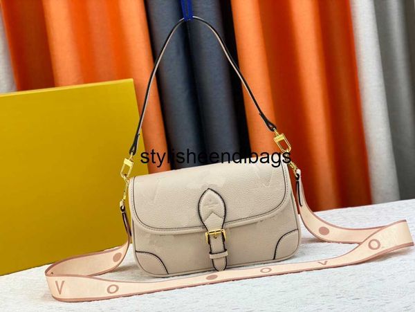 designer bags women's one shoulder bag full leather bag series handbag messenger tote fashion diane satchel classic crossbody bag 25cm
designer bags women's one shoulder bag full leather bag series handbag messenger tote fashion diane satchel classic crossbody bag 25cm